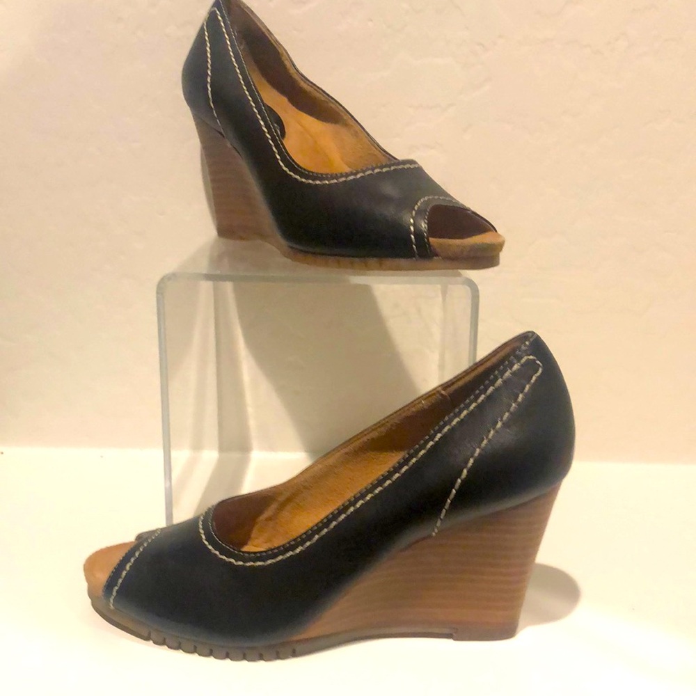 Aerosoles wedge peekaboo shoes Size 6M blackish /brown like new